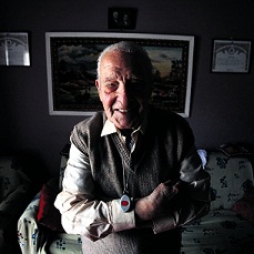 Idoso com bot�o de emerg�ncia